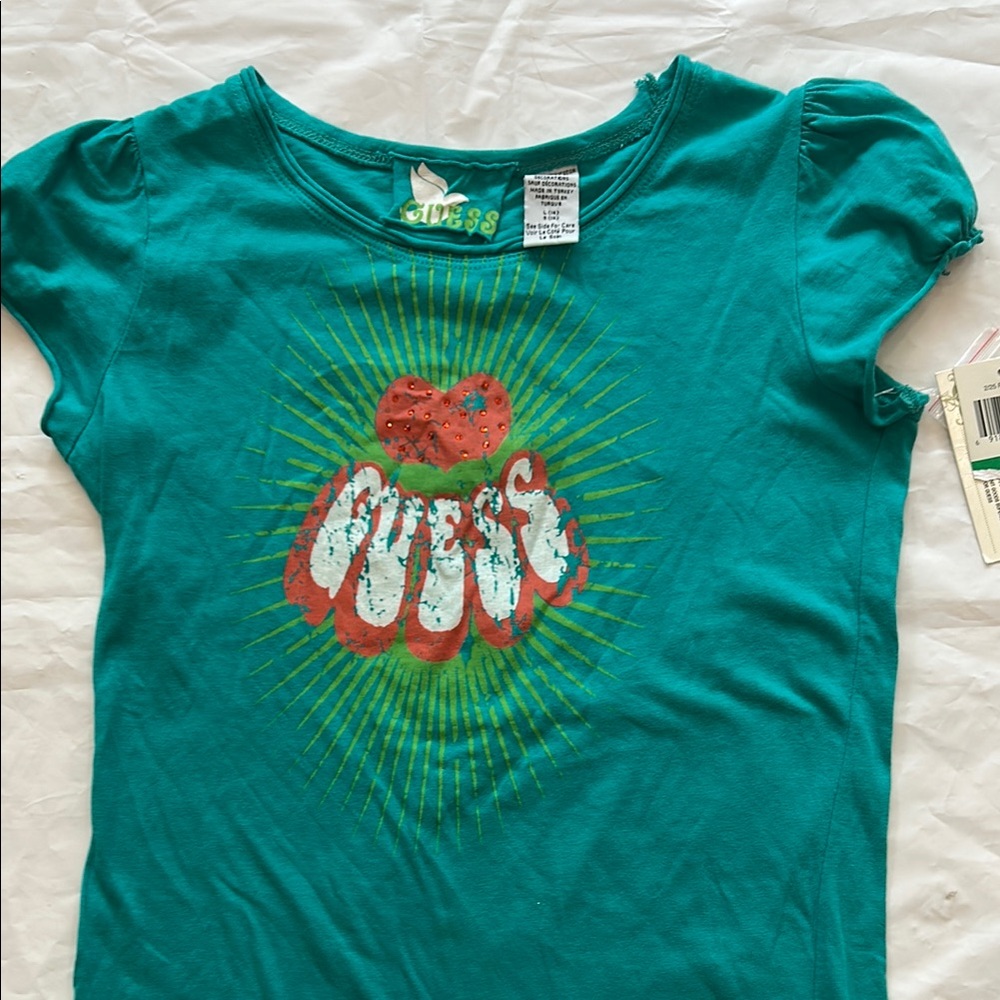 NWT.. Guess Green and Red Short Sleeve Tee with Graphic Design - Picture 2 of 9